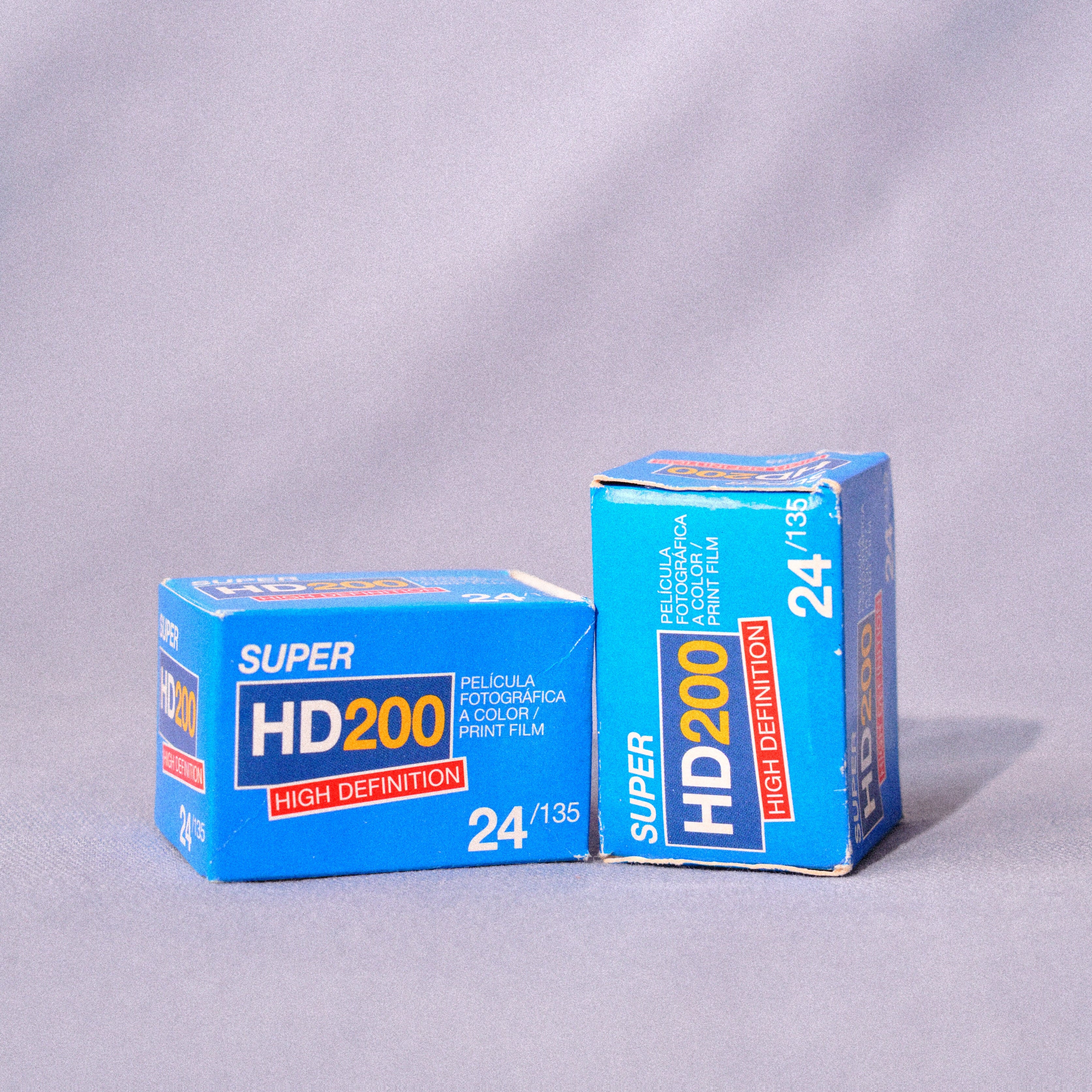 Two boxes of Super HD 200 high-definition film on a gray background